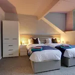 Spacious 2 Bed Apartment With Full Size Pool Table & Sky Sports - Sleeps Upto 8 - Close To City Centre With Free Parking - Hosted By Stay Host Save