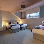 Spacious 2 Bed Apartment With Full Size Pool Table & Sky Sports - Sleeps Upto 8 - Close To City Centre With Free Parking - Hosted By Stay Host Save