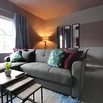 Spacious 2 Bed Apartment With Full Size Pool Table & Sky Sports - Sleeps Upto 8 - Close To City Centre With Free Parking - Hosted By Stay Host Save