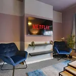 Spacious 2 Bed Apartment With Full Size Pool Table & Sky Sports - Sleeps Upto 8 - Close To City Centre With Free Parking - Hosted By Stay Host Save