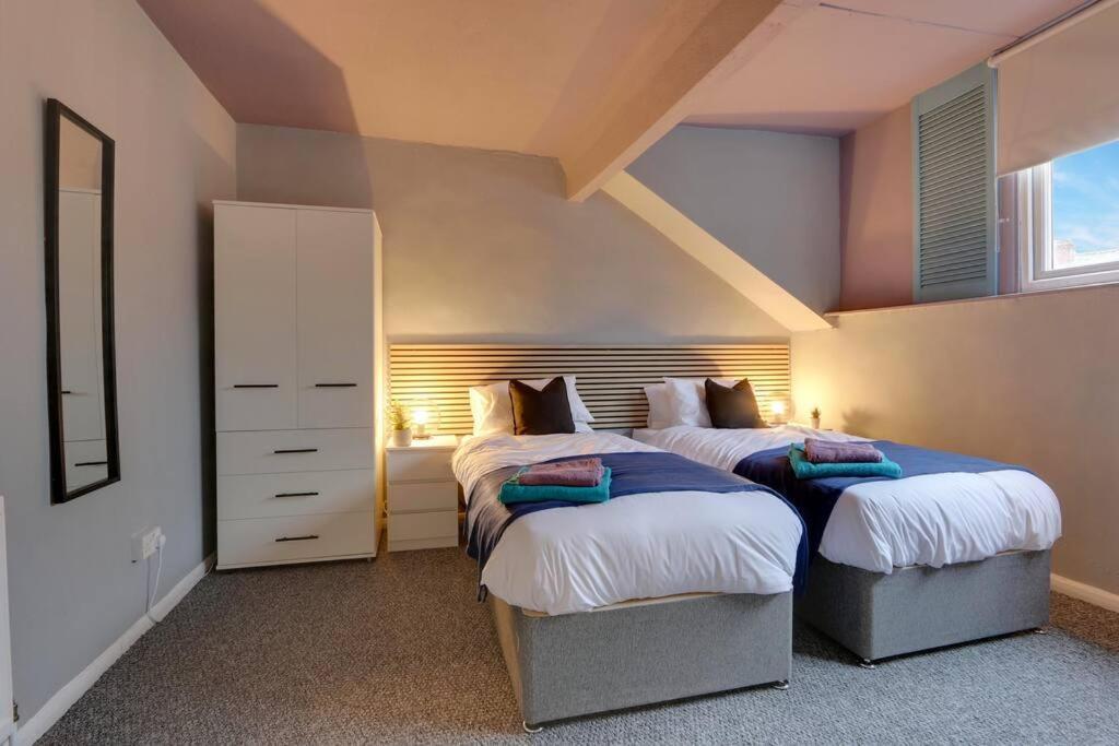 Spacious 2 Bed With Full Size Pool Table & Sky Sports - Sleeps Upto 8 - Close To Centre With Free Parking - Hosted By Host Save Apartment