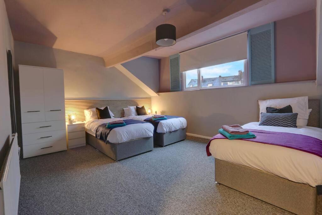 Spacious 2 Bed With Full Size Pool Table & Sky Sports - Sleeps Upto 8 - Close To Centre With Free Parking - Hosted By Host Save Apartment Sheffield