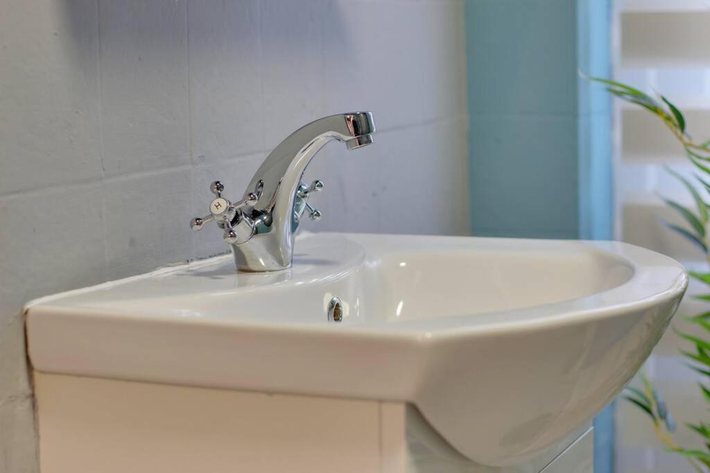 Spacious 2 Bed With Full Size Pool Table & Sky Sports - Sleeps Upto 8 - Close To Centre With Free Parking - Hosted By Host Save