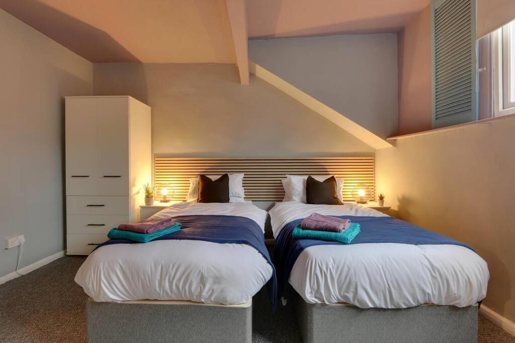 Spacious 2 Bed With Full Size Pool Table & Sky Sports - Sleeps Upto 8 - Close To Centre With Free Parking - Hosted By Host Save