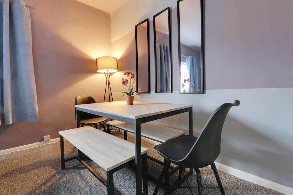 Spacious 2 Bed With Full Size Pool Table & Sky Sports - Sleeps Upto 8 - Close To Centre With Free Parking - Hosted By Host Save Apartment Sheffield