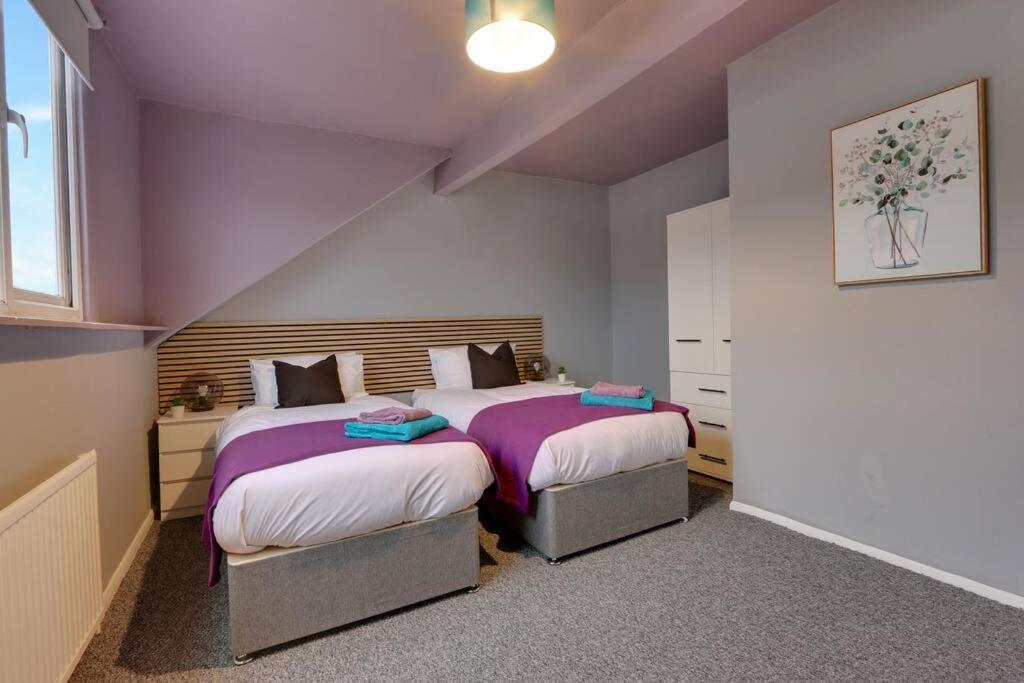 Spacious 2 Bed With Full Size Pool Table & Sky Sports - Sleeps Upto 8 - Close To Centre With Free Parking - Hosted By Host Save *