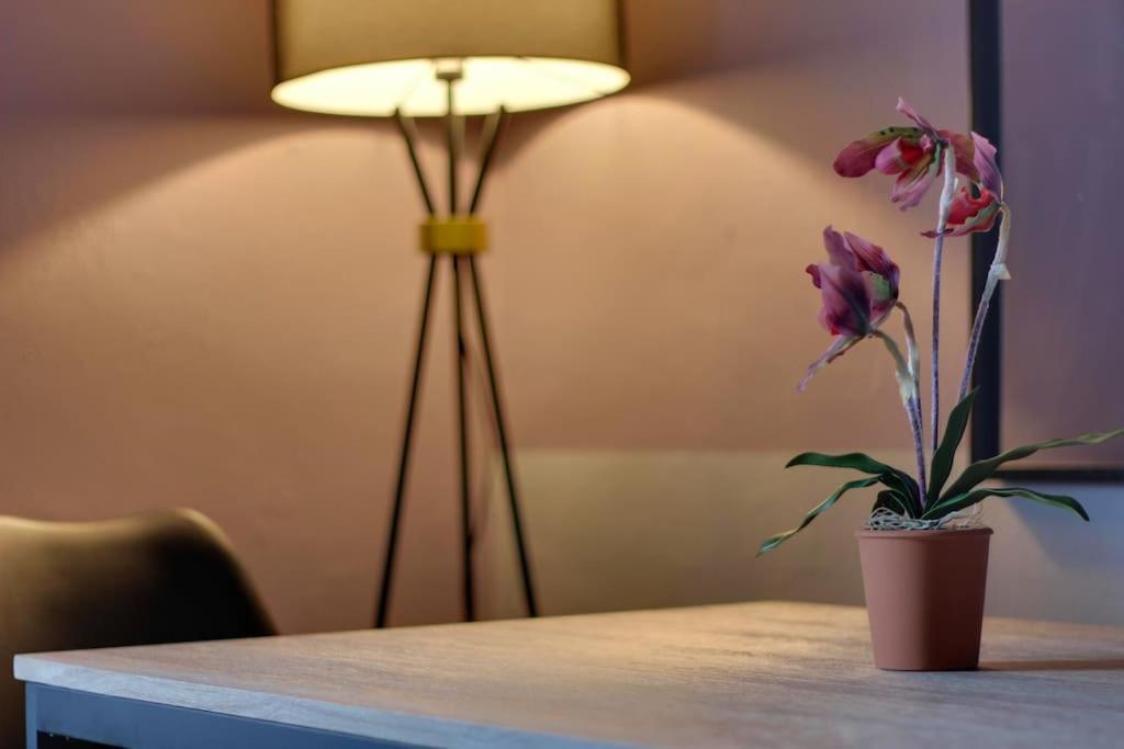 Spacious 2 Bed With Full Size Pool Table & Sky Sports - Sleeps Upto 8 - Close To Centre With Free Parking - Hosted By Host Save Apartment *