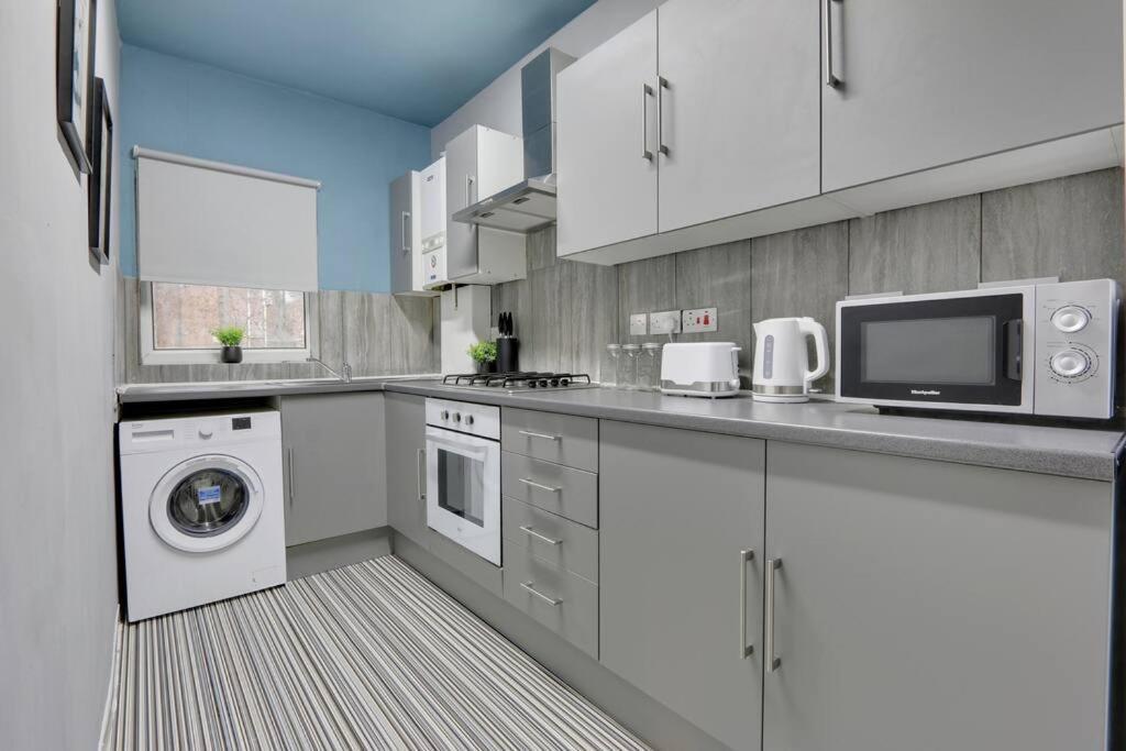 Spacious 2 Bed With Full Size Pool Table & Sky Sports - Sleeps Upto 8 - Close To Centre With Free Parking - Hosted By Host Save Apartment