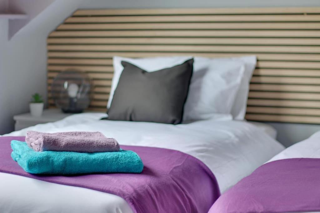 Apartment Spacious 2 Bed With Full Size Pool Table & Sky Sports - Sleeps Upto 8 - Close To Centre With Free Parking - Hosted By Host Save