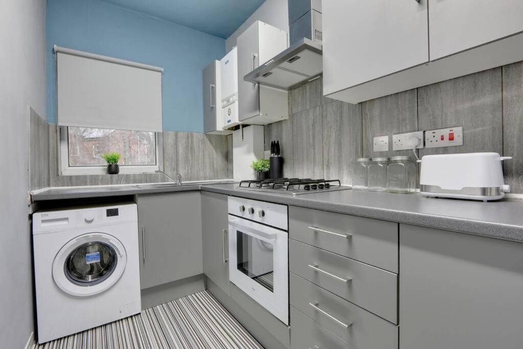 Apartment Spacious 2 Bed With Full Size Pool Table & Sky Sports - Sleeps Upto 8 - Close To Centre With Free Parking - Hosted By Host Save
