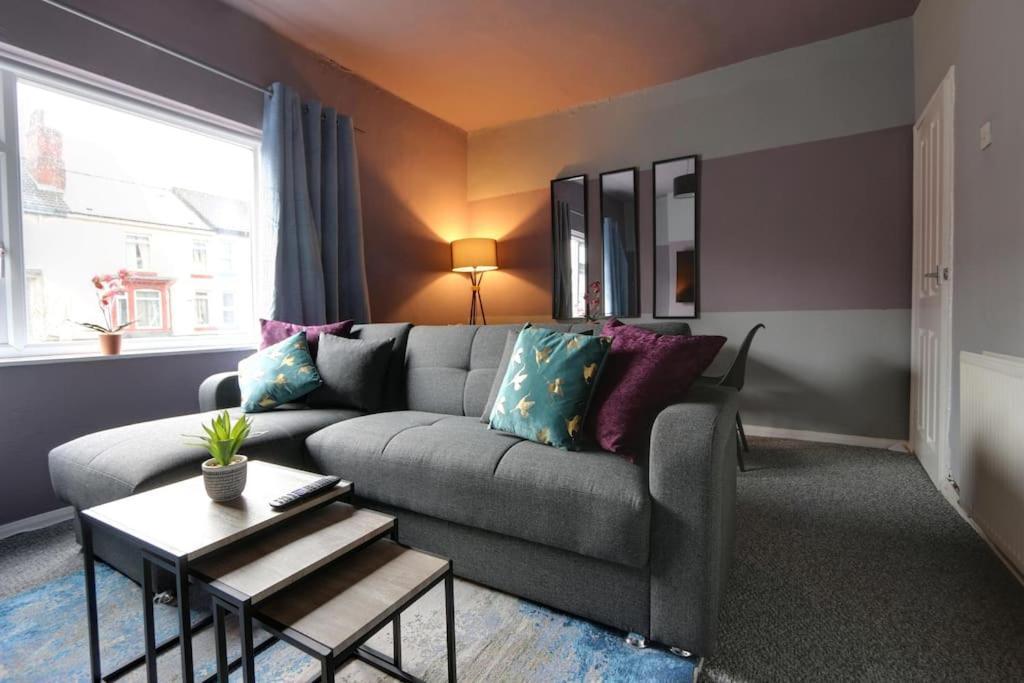 Spacious 2 Bed With Full Size Pool Table & Sky Sports - Sleeps Upto 8 - Close To Centre With Free Parking - Hosted By Host Save * Sheffield